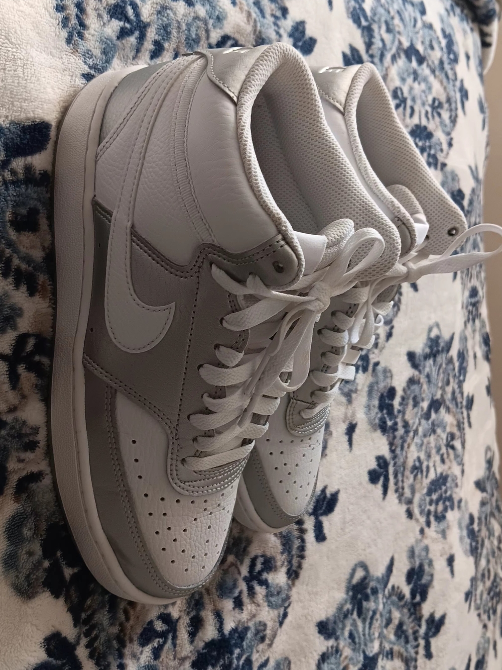 Nike Men's Low-Top Sneakers in White and Light Gray